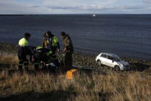 Mujer salvó de milagro tras salir eyectada de su vehículo que terminó a orillas del Estrecho