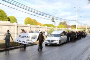 Familiares y amigos despiden al joven natalino golpedo por ex carabineros