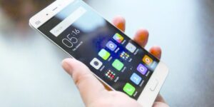 Hombre agrede a su pareja lanzándole celular por la cabeza