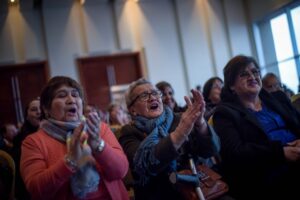 Entre poesía, baile y canto, adultos  mayores disfrutaron su día
