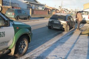 Pareja de ladrones roban y chocan vehículo