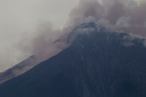 Continúan explosiones del Volcán de Fuego y alertan posibles avalanchas