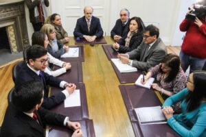 Contramanifestantes se reúnen con autoridades y solicitan fin  de toma feminista de la UMAG
