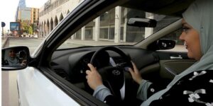 Mujeres sauditas aprovechan sus recién estrenadas licencias de conducir para trabajar en el transporte de pasajeros