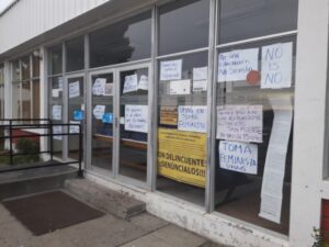 Estudiantes mantienen el paro y entregan petitorio