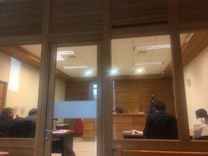 Mujer pidió auxilio descalza bajo la nieve tras violenta agresión de su pareja