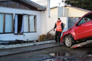 Nuevamente un conductor colisiona con una vivienda