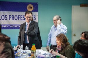Dos profesores enfrentan sus posiciones  a favor y en contra del paro docente