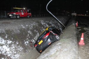 Taxi sufre despiste en ruta 9 Norte y se estrella contra un poste de alumbrado público