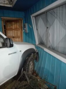 Vehículo colisionó y quedó incrustado en frontis de vivienda