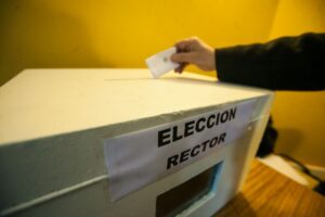 Rector de la Universidad de Magallanes fue reelegido en medio de toma feminista