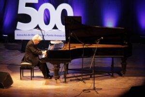 Roberto Bravo ofreció concierto a teatro lleno
