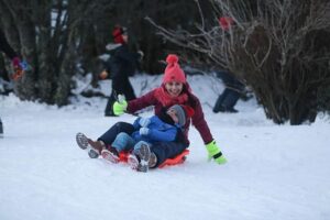 Centenares de personas disfrutaron de un gran  día de nieve, trineos y esquí en el Club Andino