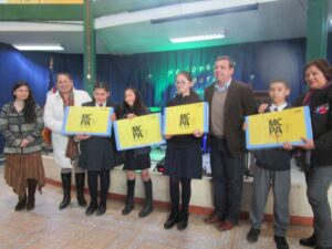 Junaeb hace entrega de computadores a alumnos de 7º básico en Puerto Williams