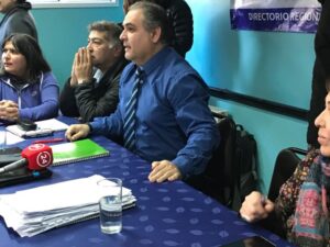 Profesores siguen en paro pero se bajan dos establecimientos de la movilización