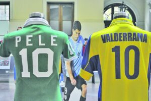 Museo de la camiseta salta a la cancha del Liceo San José a mostrar sus valiosos artículos