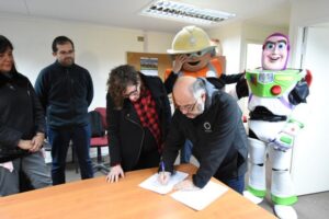 ENAP y UMAG inscribieron su participación en el Carnaval de Invierno 2018