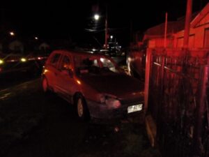 Conductor ebrio choca con dos autos y cierre perimetral de vivienda