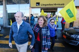 Un centenar de personas recibieron en el aeropuerto al ex intendente Christian Matheson