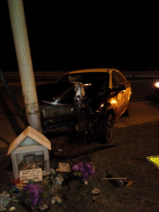 Taxista se despista y deja su automóvil abandonado  en la vía