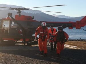 En lancha y helicóptero la Armada rescató ayer a 17 personas en aguas de la región