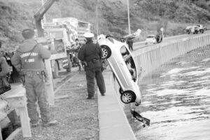 Salvan a conductor tras caer con su  vehículo al Estrecho de Magallanes