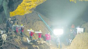 Rescatan con vida a jóvenes que habían desaparecido en cueva de Tailandia