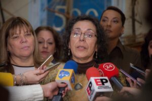 Subsecretaria Gloria Burgos llega a Natales en medio del conflicto en el centro asistencial