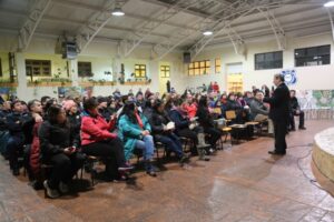 Apoderados desesperados exigen soluciones ante prolongado paro