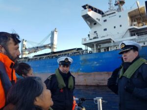 Armada realiza visita inspectiva junto a comunidad Kawésqar y pescadores artesanales