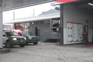 Dos sujetos enmascarados intentaron asaltar con armas de fuego en bencinera