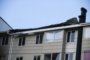 Fuertes vientos desprendieron techumbre de edificio nuevo