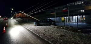 Conductor abandonó su vehículo luego de impactar poste