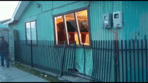 Automovilista choca una casa que estaba sin moradores al momento del impacto