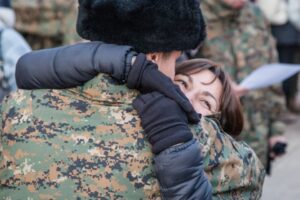 Soldados reciben a sus familias para que presencien su juramento a la bandera