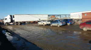 Camión bota dos postes al engancharse con cables