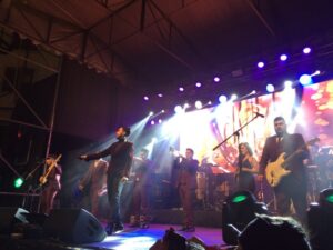 “Noche de Brujas” desafió al frío y ofreció un contundente show a miles de magallánicos