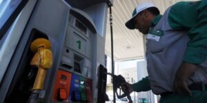 Precios de los combustibles ofrecen alzas  y bajas