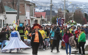 Colorida y multitudinaria despedida de Rodrigo Vargas