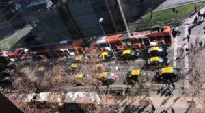 Taxistas culminan caravana contra “Ley Uber”: