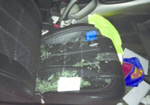 Conductor sufre robo de especies de su auto por descuido