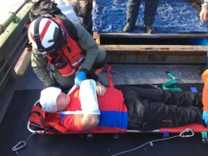 Armada rescata a tripulante de lancha que cayó al interior de bodega