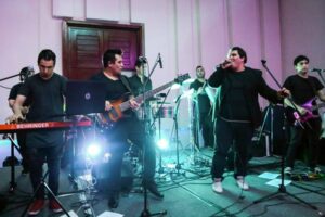 El grupo regional “Banda Latina” revive todo el sabor de la cumbia en la Patagonia