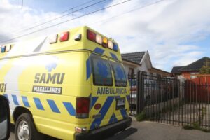 Hombre se autoinfiere herida en antebrazo y recorre ensangrentado Punta Arenas