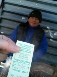 Comerciante que trabaja en la calle da boleta