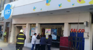 Cortocircuito provoca emergencia en farmacia