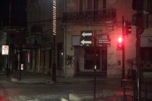 Caída de mujer fue aprovechada por antisociales para robarle costoso celular