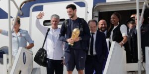 La Copa volvió a casa: miles le dieron la bienvenida a los Bleus