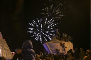 Miles de personas disfrutaron ayer de los fuegos artificiales junto a la Costanera del Estrecho