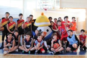 Pingüino “Hoshi” visitó a jugadores de la Liga Deportiva Escolar para desearles felices vacaciones